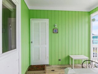 Beauty & The Beach- 8B / 1068 Ocean Blvd West